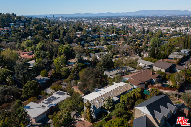13513 Cheltenham Drive, Sherman Oaks CA: https://media.crmls.org/mediaz/2b8227f6-e890-442d-93ca-a0e71d553048.jpg