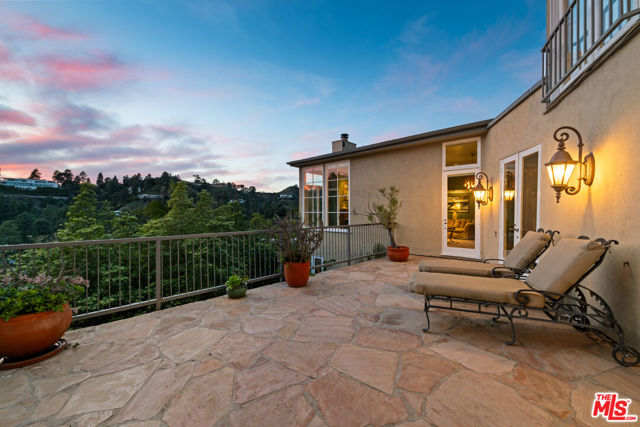 9430 Readcrest Drive, Beverly Hills CA: https://media.crmls.org/mediaz/2b828ec0-9cd8-476d-975c-c81cb811e31a.jpg