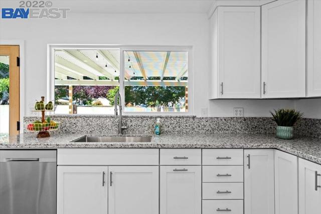 21 Lisa Ct, Brentwood CA: https://media.crmls.org/mediaz/2b835d89-7cee-45e4-a227-7d0a23935c94.jpg