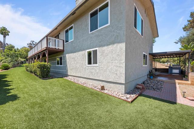 Detail Gallery Image 8 of 41 For 1026 Eucalyptus Ave, Vista,  CA 92084 - 5 Beds | 3 Baths