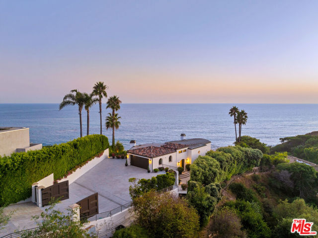 32804 Pacific Coast Highway, Malibu CA: https://media.crmls.org/mediaz/2b845a93-4874-4653-9bd3-da4c1ccc5e25.jpg