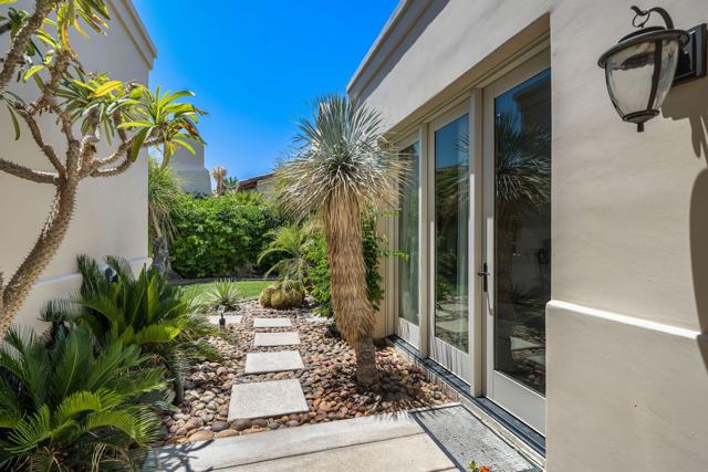 945 Hawk Hill Trail, Palm Desert CA: https://media.crmls.org/mediaz/2b845aef-53ad-4493-9968-bdb7a1169787.jpg