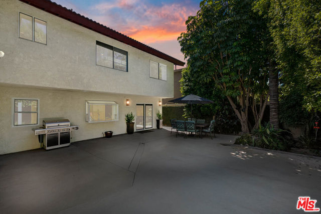 6347 Wynne Avenue, Tarzana CA: https://media.crmls.org/mediaz/2b853eca-e2ae-4f23-8d55-bd1fbef74abe.jpg