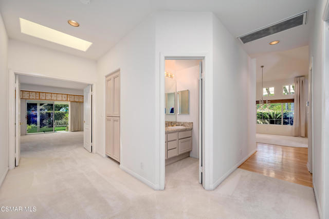 3695 Mapleknoll Place, Thousand Oaks CA: https://media.crmls.org/mediaz/2b85c8fb-9125-4942-8ddd-4ce73980153a.jpg