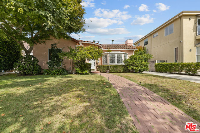 252 S Maple, Beverly Hills CA: https://media.crmls.org/mediaz/2b85e3f4-54c4-4df5-a9b6-9b74fe851124.jpg