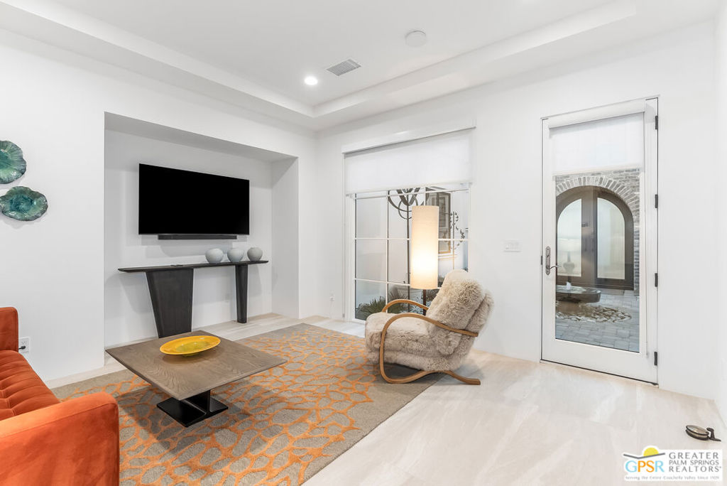 https://media.crmls.org/mediaz/2b866c86-5325-437d-8a58-0f4f4d36fca1.jpg?preset=X-Large
