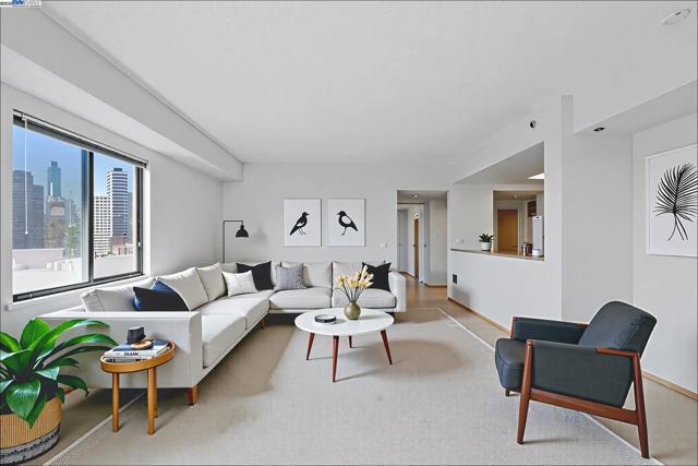 988 Franklin St, Oakland CA: https://media.crmls.org/mediaz/2b869203-691e-4f53-bb14-af4300eb7544.jpg