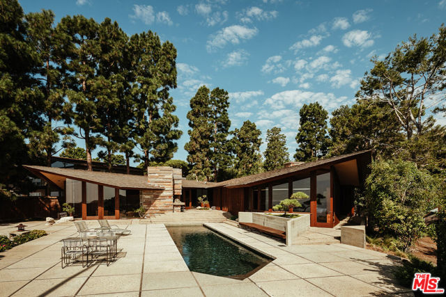 8 Sea Cove Drive, Rancho Palos Verdes CA: https://media.crmls.org/mediaz/2b87867f-2b06-470f-9698-8e39bf0c71ab.jpg