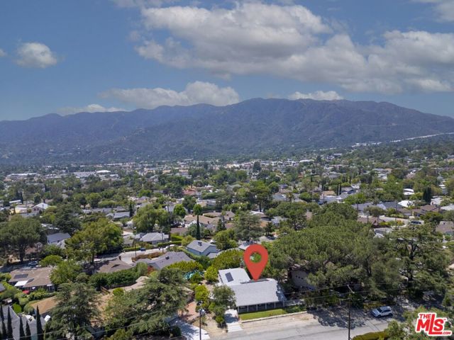 2916 Henrietta Avenue, La Crescenta CA: https://media.crmls.org/mediaz/2b87a578-ef60-442d-b3b9-745890b2a38a.jpg