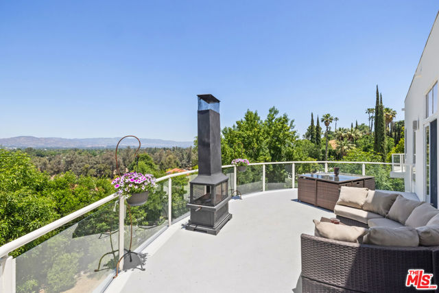 22449 Cass Avenue, Woodland Hills CA: https://media.crmls.org/mediaz/2b8844d5-2944-4469-a337-3f52b8caf6da.jpg