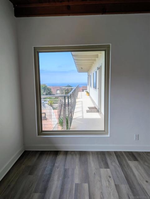 519 Stratford Ct, Del Mar CA: https://media.crmls.org/mediaz/2b88821b-8a02-429a-9507-73f23a3da884.jpg
