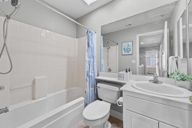 4165 Cortina Ct, Pleasanton CA: https://media.crmls.org/mediaz/2b8936d1-0827-47fe-a151-d65f6579ffc2.jpg