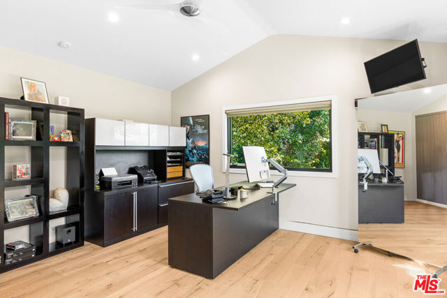 4961 Noeline Avenue, Encino CA: https://media.crmls.org/mediaz/2b8962c7-d135-4287-b6df-9b8f114db54d.jpg