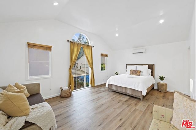 1174 Coldwater Canyon Drive, Beverly Hills CA: https://media.crmls.org/mediaz/2b8a6b16-fb64-40e8-851b-648fa92323c2.jpg