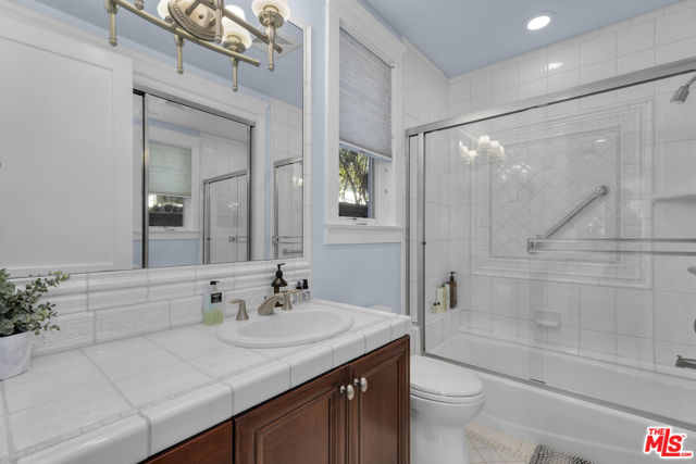 1712 CURTIS Avenue, Manhattan Beach CA: https://media.crmls.org/mediaz/2b8a8066-3ed1-49dc-87ce-cf2b42ac5d71.jpg