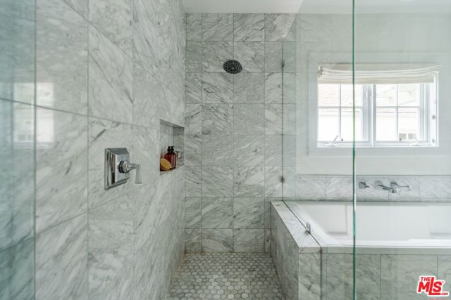 226 N Arden Boulevard, Los Angeles CA: https://media.crmls.org/mediaz/2b8afeaf-8970-4ae9-b885-d873023fb10d.jpg