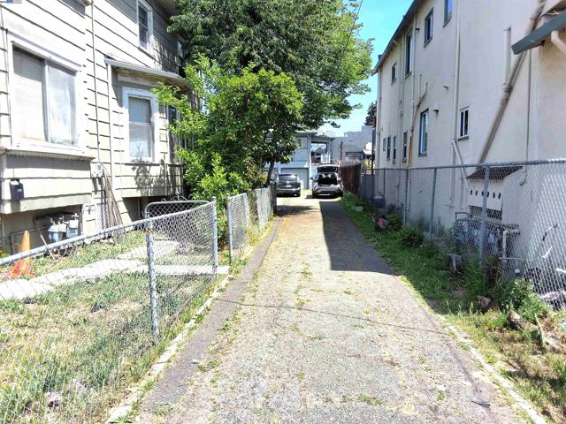 3020 E 19th st, Oakland CA: https://media.crmls.org/mediaz/2b8b0948-c6f6-484d-8d79-a1e45404131d.jpg