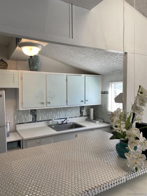 1425 E Madison Ave E, El Cajon CA: https://media.crmls.org/mediaz/2b8b4d87-7bcc-4b66-9b3a-c8b031b67caf.jpg