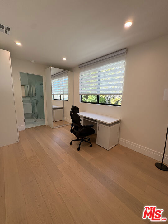 10520 Ashton Avenue, Los Angeles CA: https://media.crmls.org/mediaz/2b8b95ee-b0bb-4232-8878-dafd8be9f551.jpg