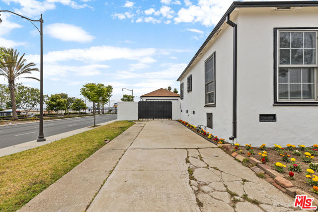 9829 S 7th Avenue, Inglewood CA: https://media.crmls.org/mediaz/2b8b97f1-a096-45ff-a477-b1ea4a10e459.jpg