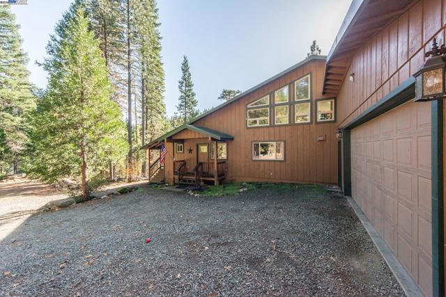851 Mountain Aire Lane, Trinity Center CA: https://media.crmls.org/mediaz/2b8b98f7-9b21-4111-adea-8f52f20d81f7.jpg