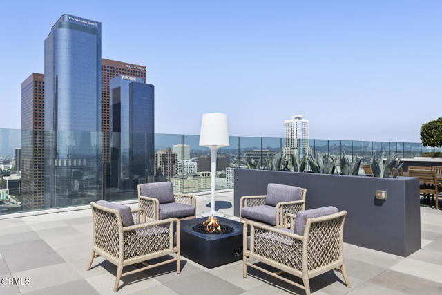 400 S Broadway, Los Angeles CA: https://media.crmls.org/mediaz/2b8c1902-b4cc-4c58-9b28-0bd9b12b453c.jpg