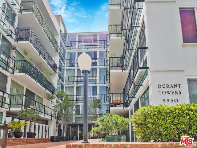9950 Durant Drive, Beverly Hills CA: https://media.crmls.org/mediaz/2b8c2982-48e6-44d8-9171-7f13bde36076.jpg