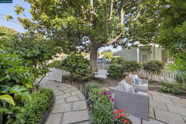 680 Grizzly Peak Blvd, Berkeley CA: https://media.crmls.org/mediaz/2b8cf8df-1748-42af-bdaa-9e9e470c4f18.jpg