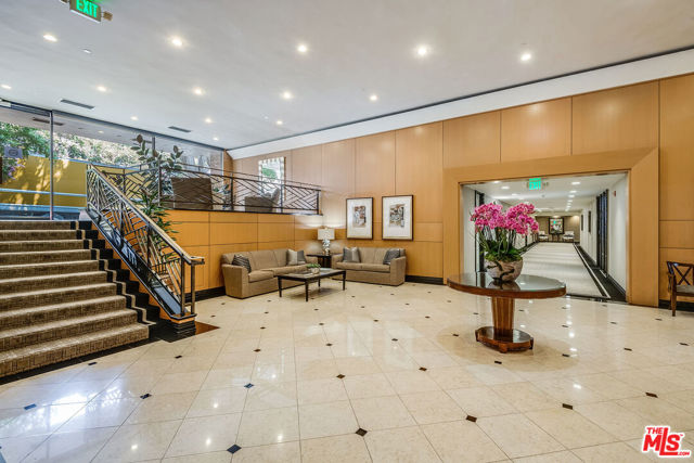 211 S Spalding Drive, Beverly Hills CA: https://media.crmls.org/mediaz/2b8d9589-f0c0-48a0-934f-b0d7776978d1.jpg