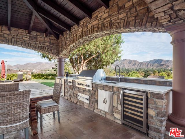 27023 Rolling Hills Avenue, Canyon Country CA: https://media.crmls.org/mediaz/2b8e8ea8-a307-464a-b300-0b2f14d5d782.jpg