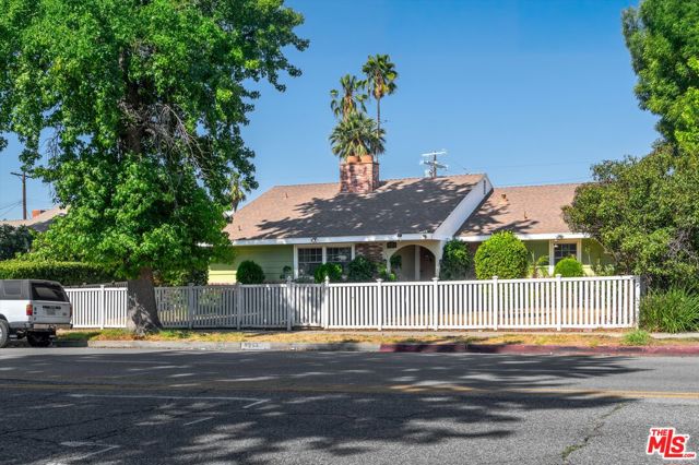9253 Hayvenhurst Avenue, North Hills CA: https://media.crmls.org/mediaz/2b8ec1e3-8586-4e41-b55f-07ee3d563356.jpg