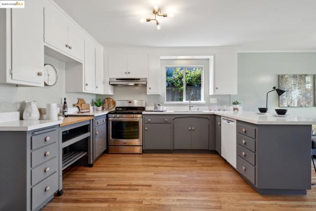 6824 Wilton Dr, Oakland CA: https://media.crmls.org/mediaz/2b8ede67-b83e-4479-bff8-ca7a8b01636e.jpg