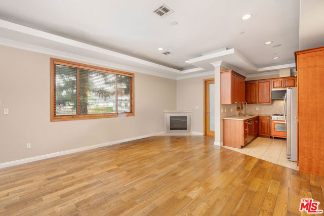 216 N Buena Vista Street, Burbank CA: https://media.crmls.org/mediaz/2b8ee984-bd85-4167-9559-7fec2d6018de.jpg