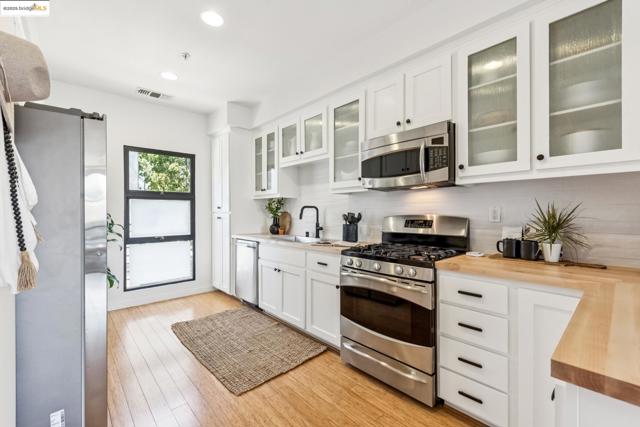 1321 Wood St, Oakland CA: https://media.crmls.org/mediaz/2b8ef0ce-bcf3-4b75-bded-3a0bace3d497.jpg