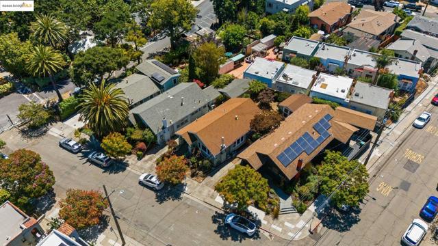 393 43Rd St, Oakland CA: https://media.crmls.org/mediaz/2b8f66e8-3938-4f6e-b787-4bf697c9e8e7.jpg