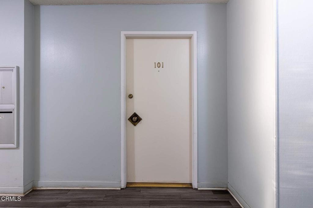 https://media.crmls.org/mediaz/2b8fb41a-a568-4a93-a0ca-9b68dd597483.jpg?preset=X-Large