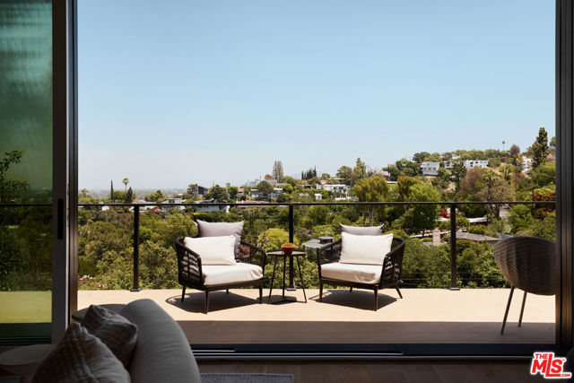 3916 Glenridge Drive, Sherman Oaks CA: https://media.crmls.org/mediaz/2b900f02-24d5-4ec1-b0af-6e000137c78d.jpg