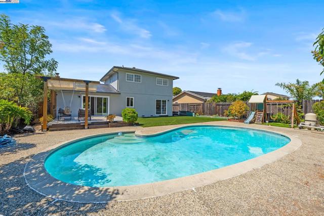 7574 Birkdale Dr, Newark CA: https://media.crmls.org/mediaz/2b9022d4-b3ec-4348-9c4e-fdaed81be6bc.jpg