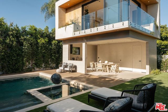 13221 Hesby Street, Sherman Oaks CA: https://media.crmls.org/mediaz/2b909dd7-18da-44bf-93c6-393d4d2efaac.jpg