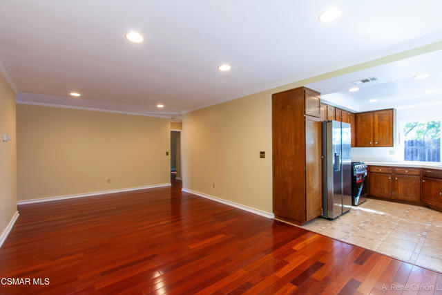 2743 Rustic Glen Drive, Thousand Oaks CA: https://media.crmls.org/mediaz/2b911dca-9ca7-4612-a935-97892ab4807e.jpg