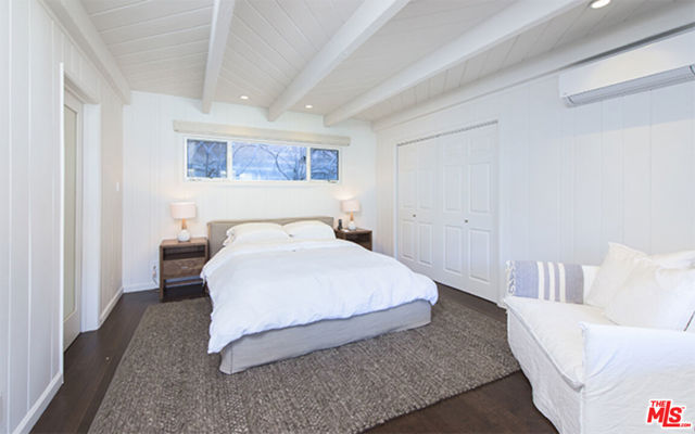 28028 SEA LANE Drive, Malibu CA: https://media.crmls.org/mediaz/2b923bf0-f5c3-46e5-be90-61c75cec66c6.jpg