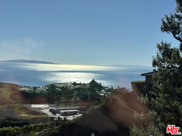 23255 W Paloma Blanca Drive, Malibu CA: https://media.crmls.org/mediaz/2b939fd8-1ffd-433d-8f43-7acb8939c530.jpg