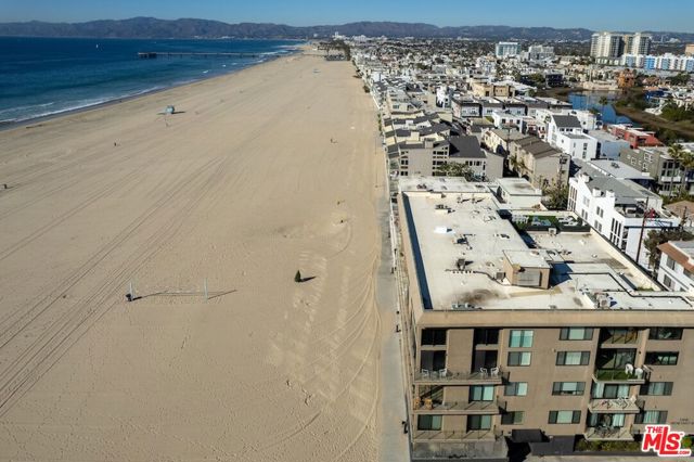 1 Northstar Street, Marina del Rey CA: https://media.crmls.org/mediaz/2b94c7f5-5af3-4f3f-bf32-8668116f3bde.jpg