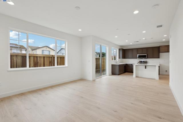 231 Mindy Way, Pittsburg CA: https://media.crmls.org/mediaz/2b94d2f4-7338-4775-9b33-be25719ebc9c.jpg