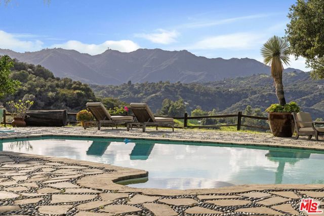 1551 Penny Road, Topanga CA: https://media.crmls.org/mediaz/2b95a6f8-851f-4e9d-899f-d0afae6c1386.jpg