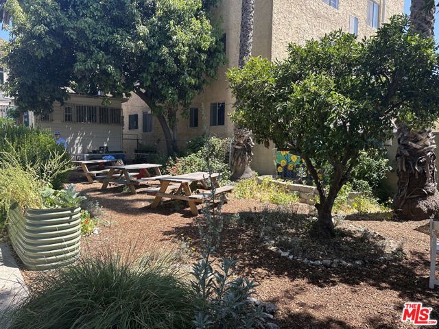 3015 Shrine Place, Los Angeles CA: https://media.crmls.org/mediaz/2b96756e-a2c6-40bb-82ca-a4d3bf507307.jpg