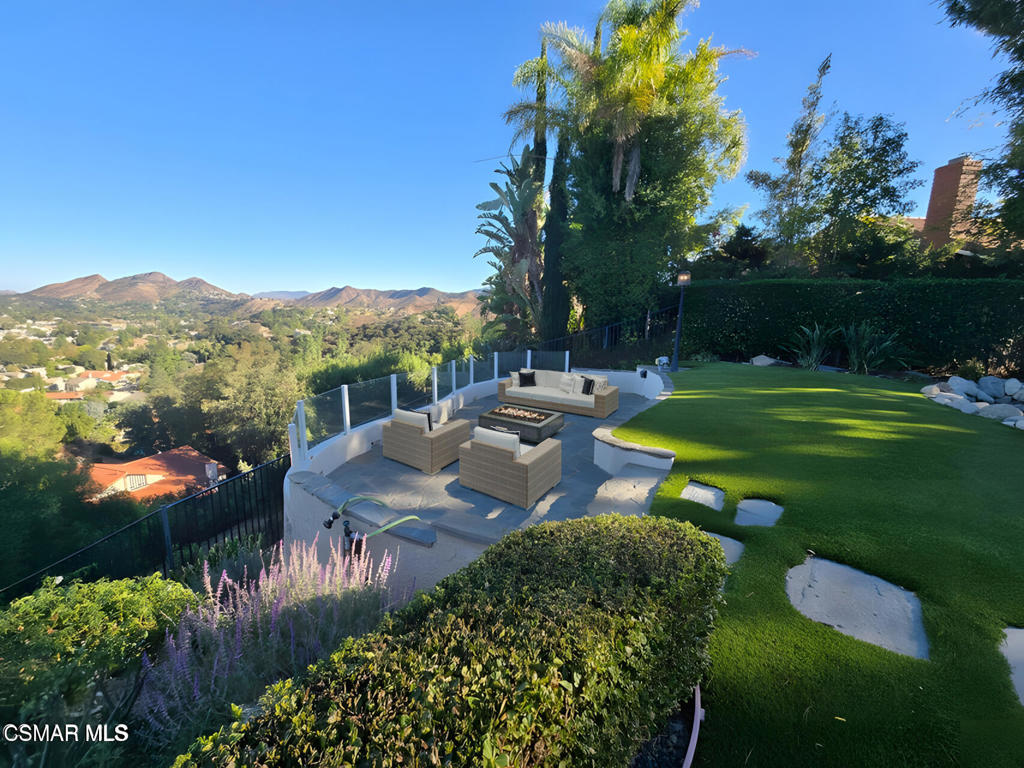 https://media.crmls.org/mediaz/2b97215d-15d4-40de-b4cc-176294480c67.jpg?preset=X-Large