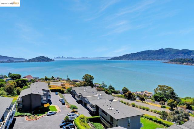 14 Janet Way, Tiburon CA: https://media.crmls.org/mediaz/2b975ffd-2fe3-4e81-8dab-ab796c80852d.jpg