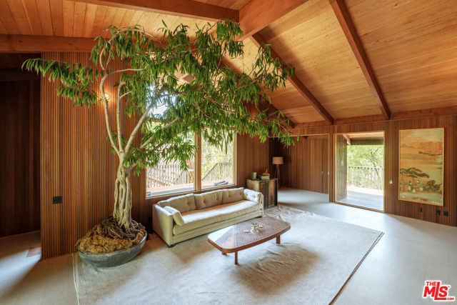 421 Westlake Boulevard, Malibu CA: https://media.crmls.org/mediaz/2b98cebc-b0ef-4574-b50f-2ce16ce7ea0a.jpg