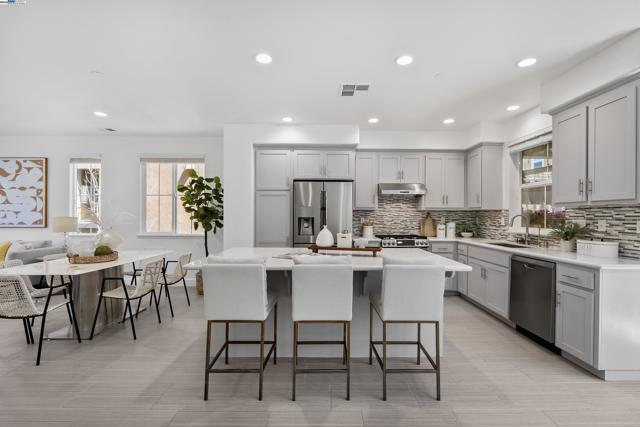 38930 Lemongrass Way, Newark CA: https://media.crmls.org/mediaz/2b99af11-015c-4380-a48f-2fe641845e73.jpg
